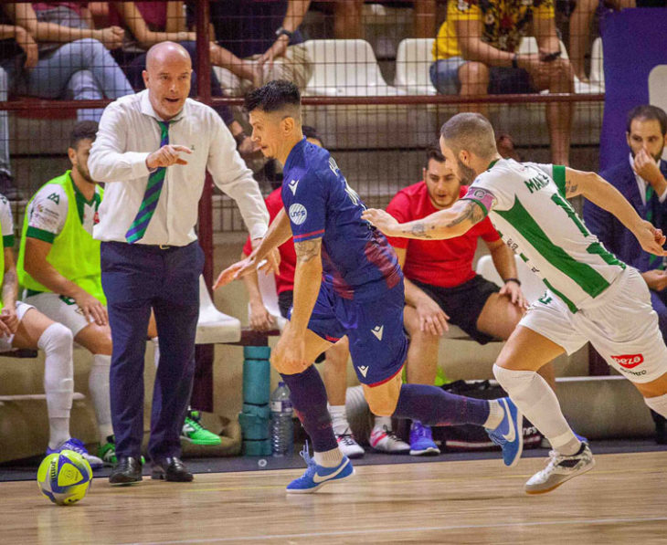 Macario siguiendo de cerca el juego de los suyos. Foto: Levante UD