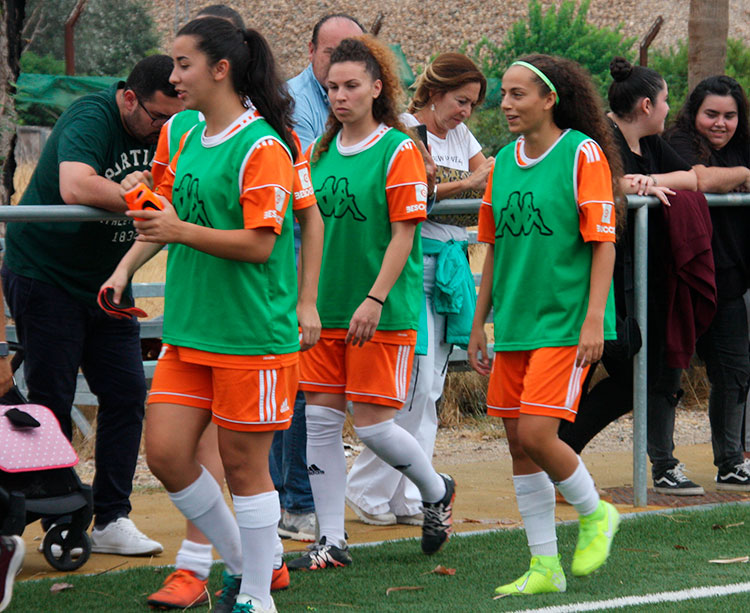 Las suplentes del Córdoba Femenino volviendo al terreno de juego tras el descanso con Magdalena Entrenas al fondo