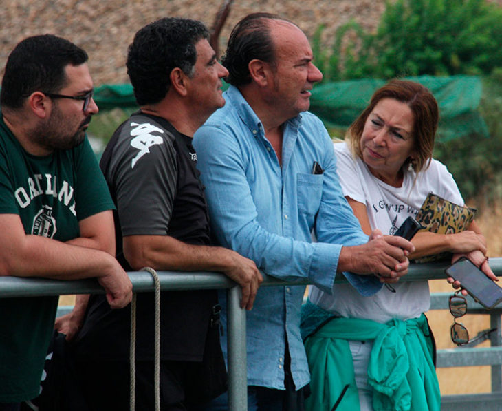 Magdalena Entrenas viendo el partido de las féminas ante el Cáceres acompañada por Peque