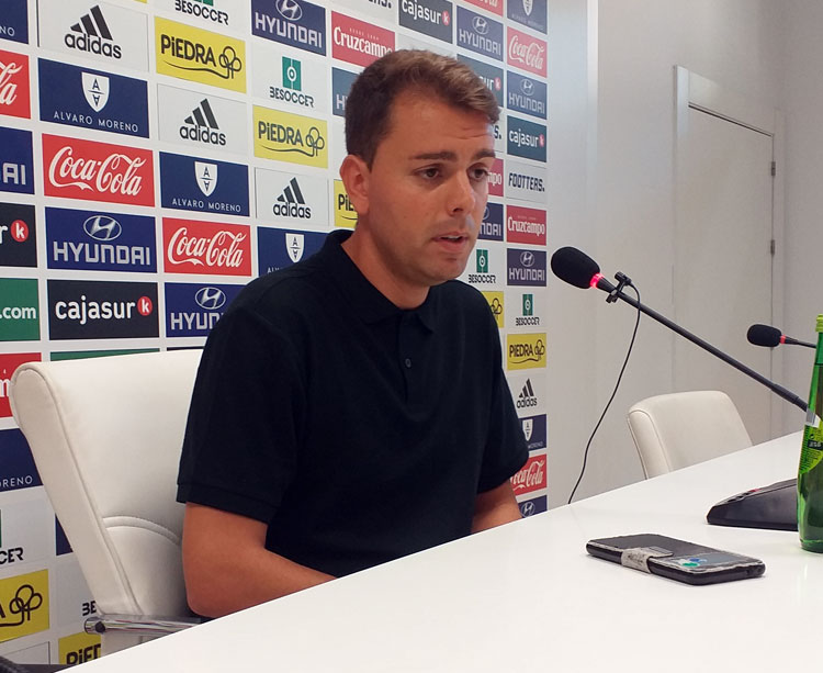 Manu Agudo atendiendo a las preguntas de los medios