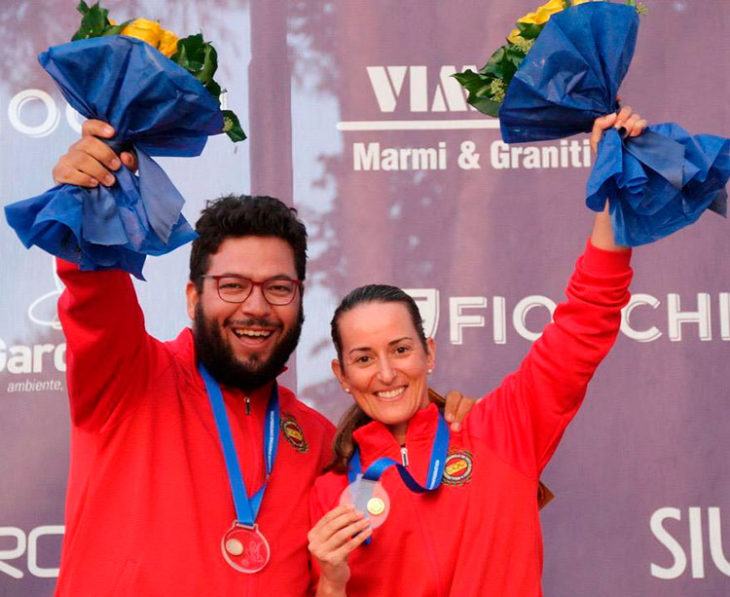 Fátima Gálvez mostrando su medalla de oro junto a Alberto Fernandez en Lonato