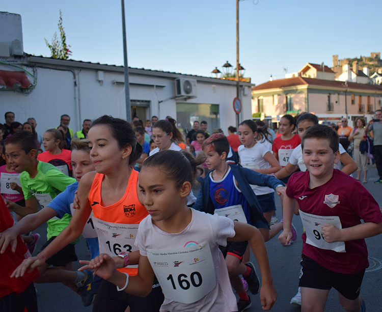 Los más pequeños abrieron la jornada participando en la carrera popular bajo la silueta de su castillo