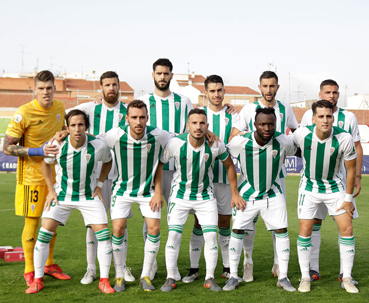 El once inicial del Córdoba en Yeclano en el que Enrique Martín llegó a alinear hasta cuatro centrale