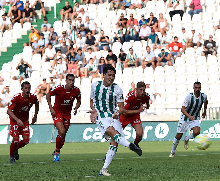 Juanto Ortuño en el instante posterior al golpeo del balón en el penalti