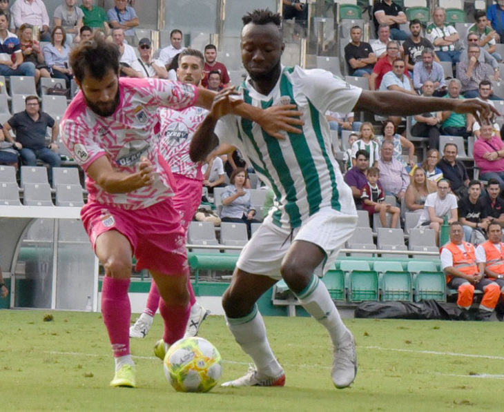 Owusu peleando ante un jugador pacense. Foto: Córdoba CF