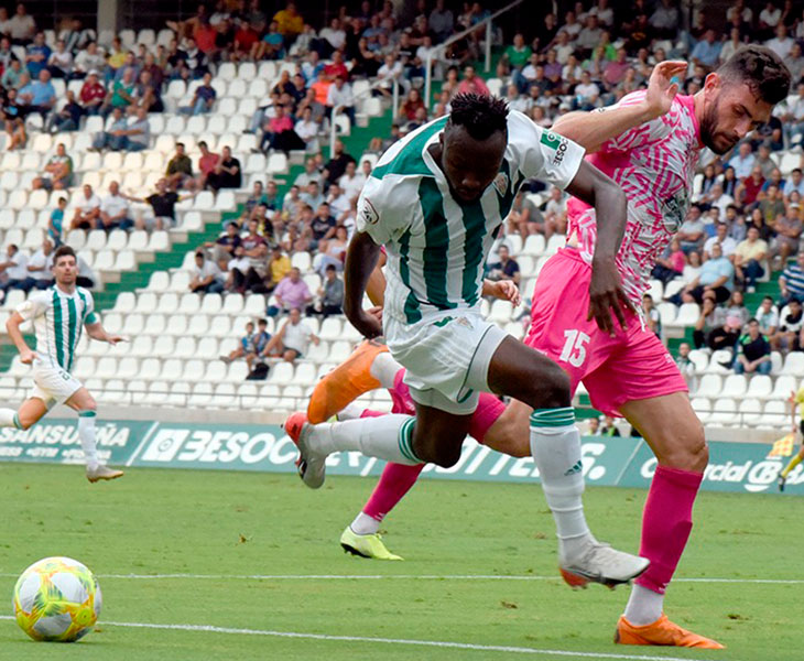 Owusu en una de sus carreras de vértigo con un pacense