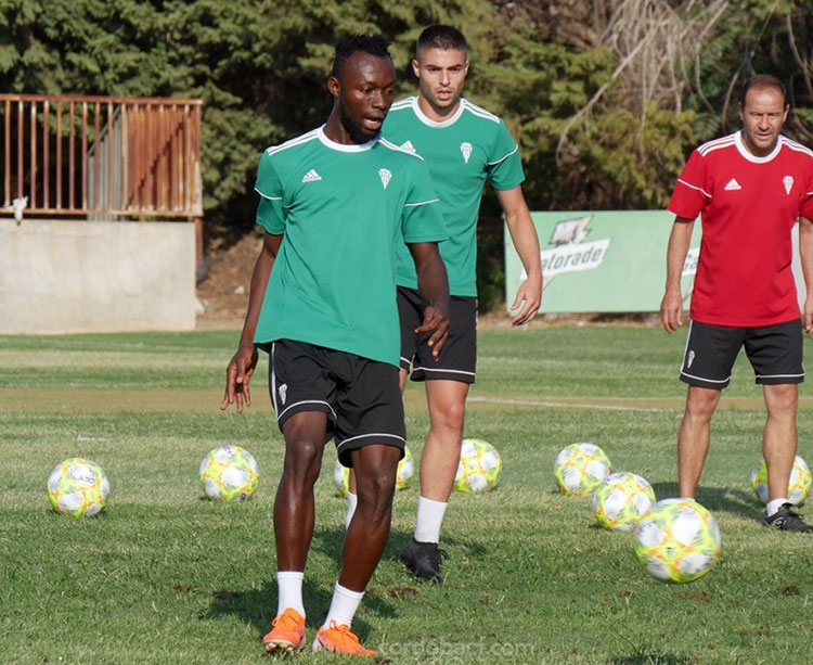 Owusu entrenándose hoy con el Córdoba. Foto: Córdoba CF