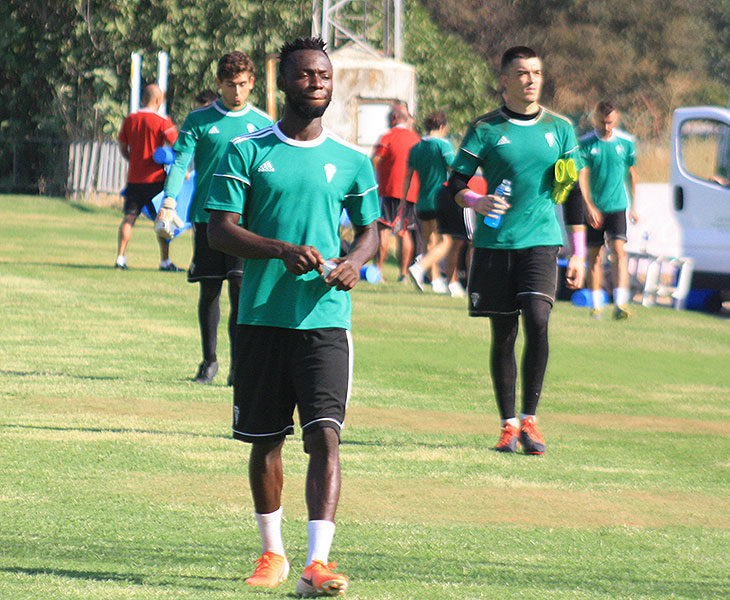 El ghanés Owusu retirándose del entreno con Edu Frías y Llamas al fondo