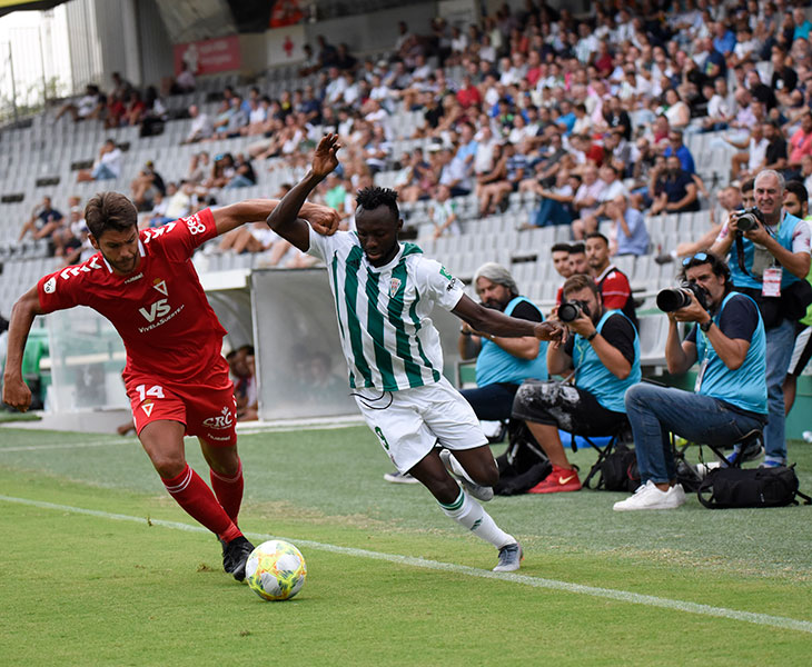 Owusu superando a un defensa del Murcia