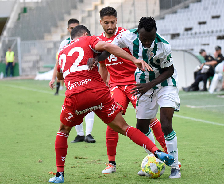 Owusu intentando marcharse de dos rivales