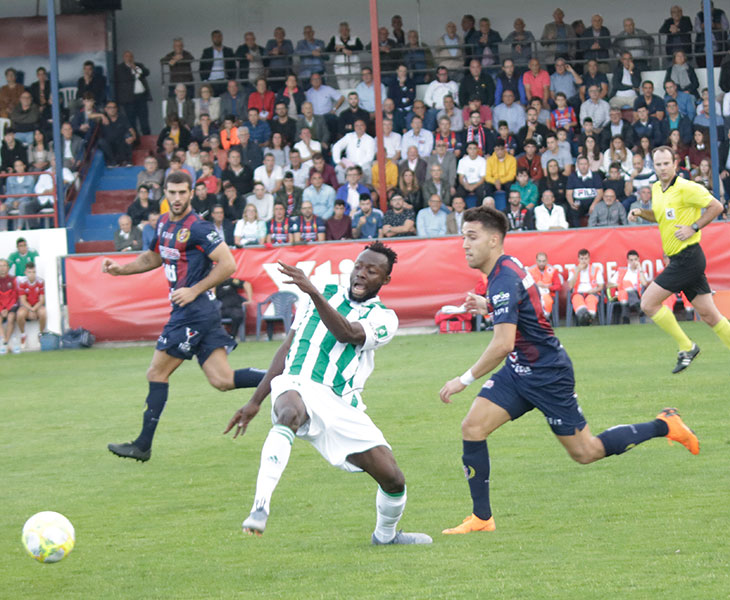 Owusu intenta obstaculizar a un contrario tras superarle el balón