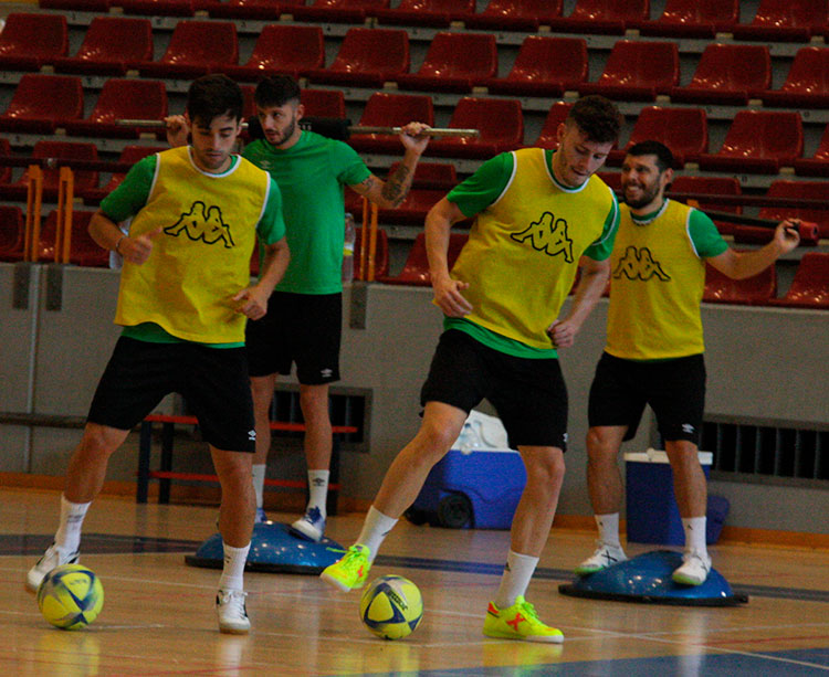 Pablo del Moral y Cristian Cárdenas salen en tándem mimando el balón durante el entrenamiento