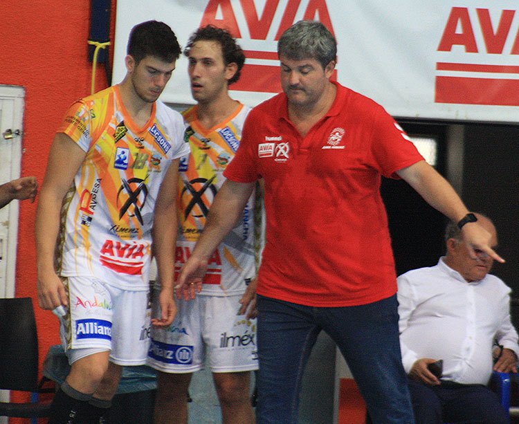 Paco Bustos dando instrucciones a David Estepa y Sergio Barros en la banda