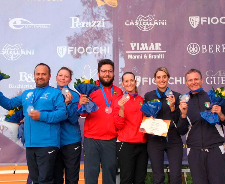 Fátima Gálvez y Alberto Fernández en el centro del podio acompañados por sus rivales en la final
