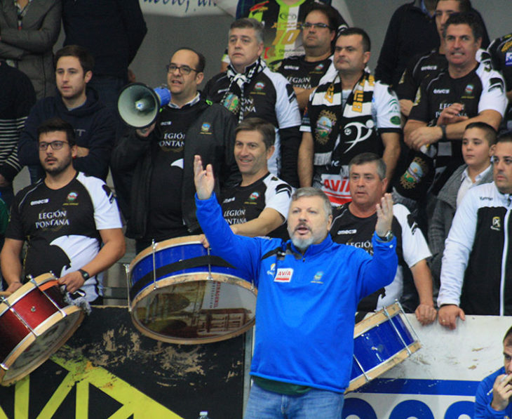 Julián Ruiz gesticulando con la Legión Pontana al fondo.