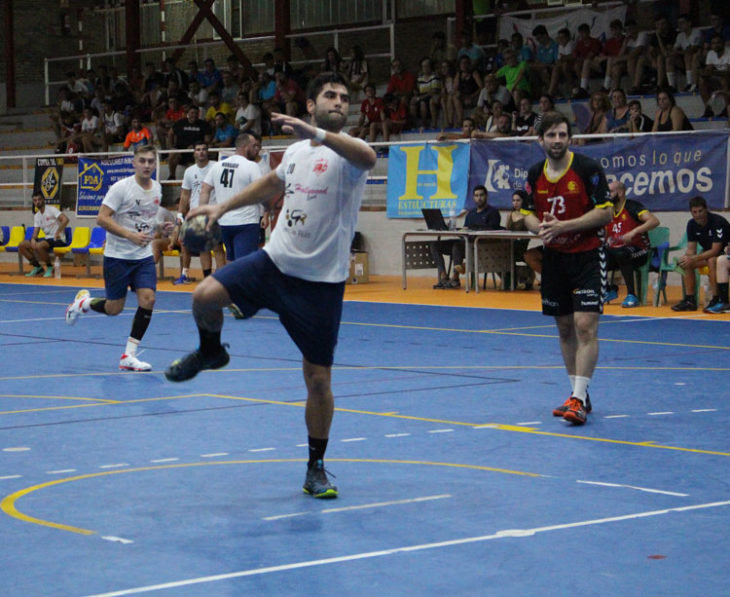 Povedano se dispone a lanzar un siete metros ante la atenta mirada de Aitor Gómez en el duelo de pretemporada en El Pandero. Foto: Lorena Cuevas / ARS