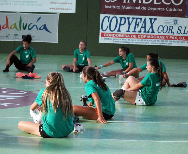 Las jugadoras de Adesal estirando al final de un entrenamiento