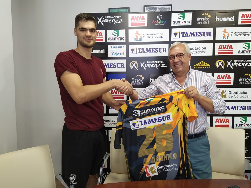 Ruslan Dashko estrechando su mano con Mariano Jiménez