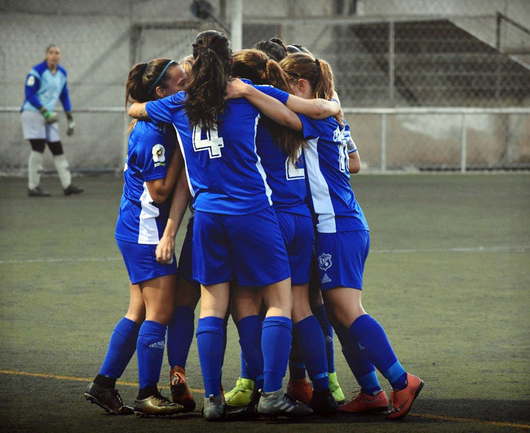 Las jugadoras tinerfeñas celebran un tanto con la portera del Pozoalbense al fondo. Foto: UD Tacuense