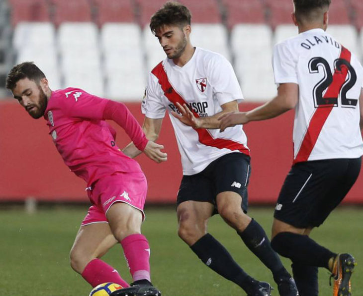 Javi Galán caracoleando en el último encuentro con el Sevilla Atlético en la Ciudad Deportiva José Ramón Cisneros. Foto: AS