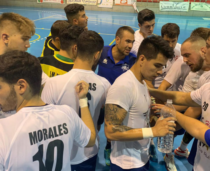 Víctor Montesinos hablando con sus jugadores en un amistoso. Foto: ARS