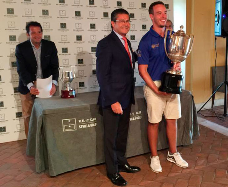 Víctor Pastor alzando la Copa Maestranza de Sevilla tras recibirla de las manos de Pablo Mansilla, el presidente de la Federación Andaluza