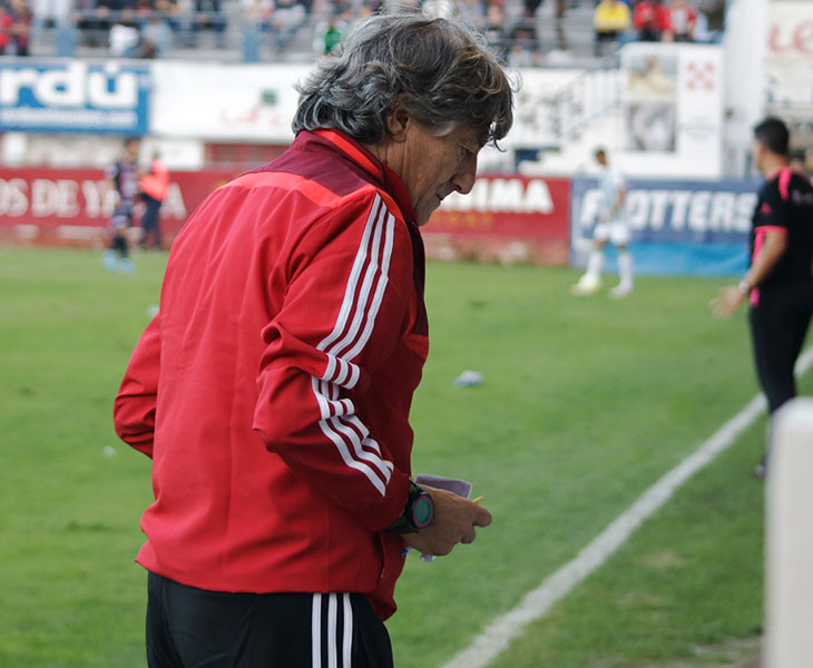 Tocado. Enrique Martín muestra su contrariedad en el banquillo por la primera derrota de la temporada.