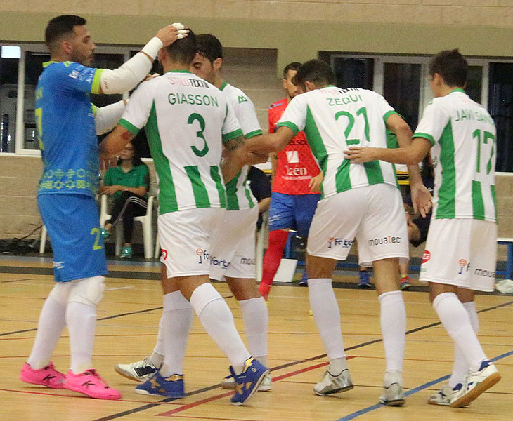 Cristian felicita a Giasson junto a Zequi tras uno de los goles ante el Mengíbar