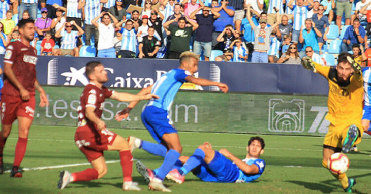 El remate de Hicham que se convirtió en el segundo gol del Málaga ante un Carlos Abad impotente que acababa de salvar el tanto en primera instancia