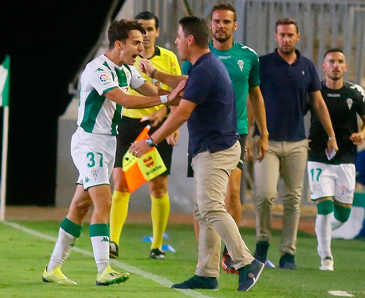 Álvaro Aguado celebró el gol con rabia junto a Ismael Martínez. Foto: LaLiga