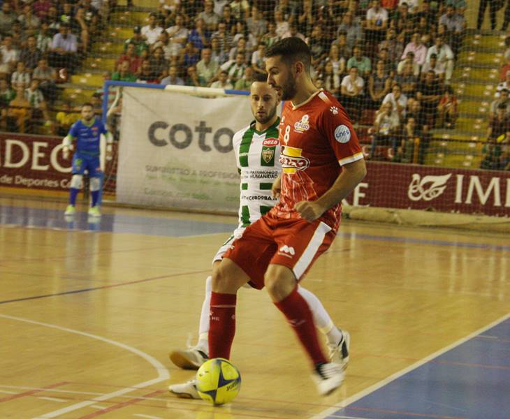 Andresito controla el balón ante Manu Leal. Autor: Paco Jiménez