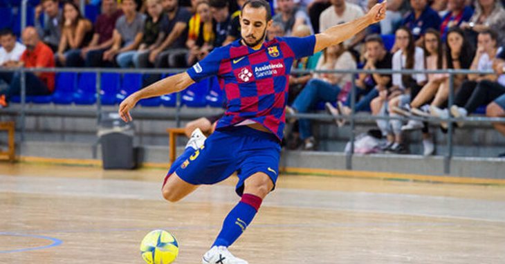 El defensa del Barcelona en pleno lanzamiento. Foto: Barcelona FC