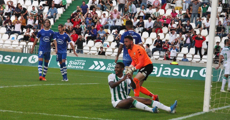 Gabriel Novaes se lastima de una ocasión fallida y clara de gol. Autor: Paco Jiménez