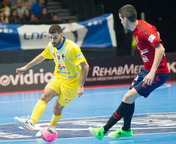 Isi, jugador del Servigroup Peñíscola, cara a cara con su contrincante. Foto: Peñíscola FS.