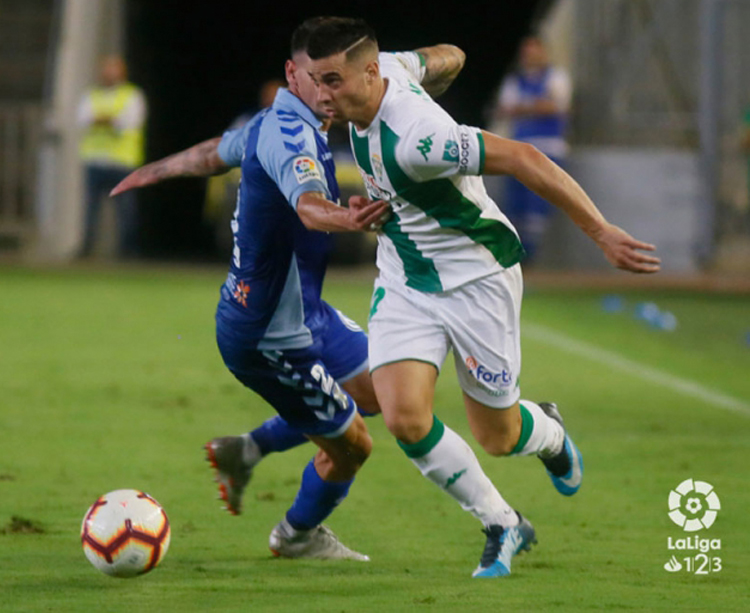Jaime Romero marchándose de su par en el partido ante el Tenerife Foto: LFP