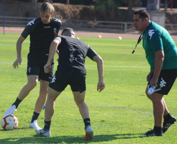 Sandoval encima de Javi Lara que encara a un compañero