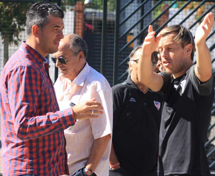 Javi Lara gesticulando con el aficionado que le increpó