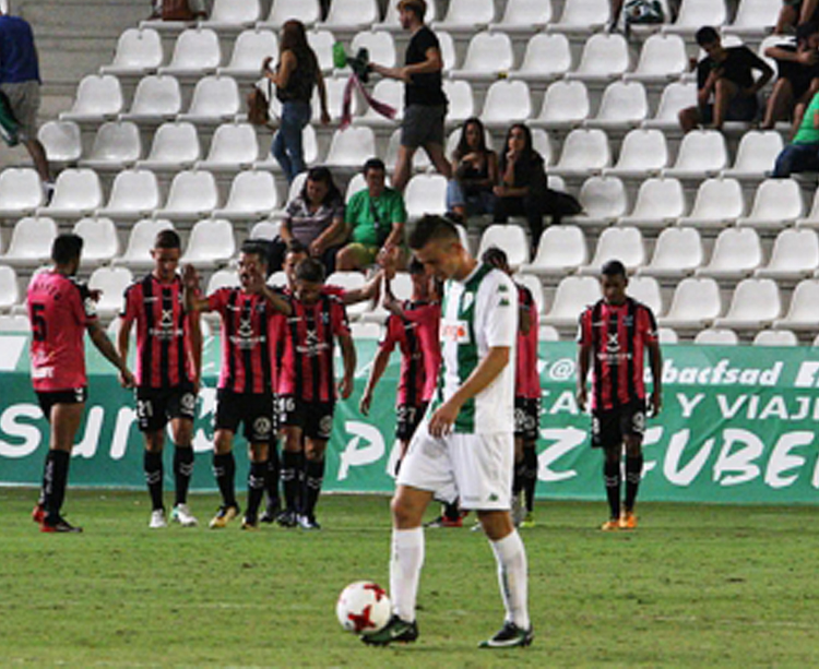 Apesadumbrados. Así acabaron los jugadores del Córdoba tras caer ante el Tenerife en Copa, como muestra el rostro de Casa Markivic. Autor: Paco Jiménez