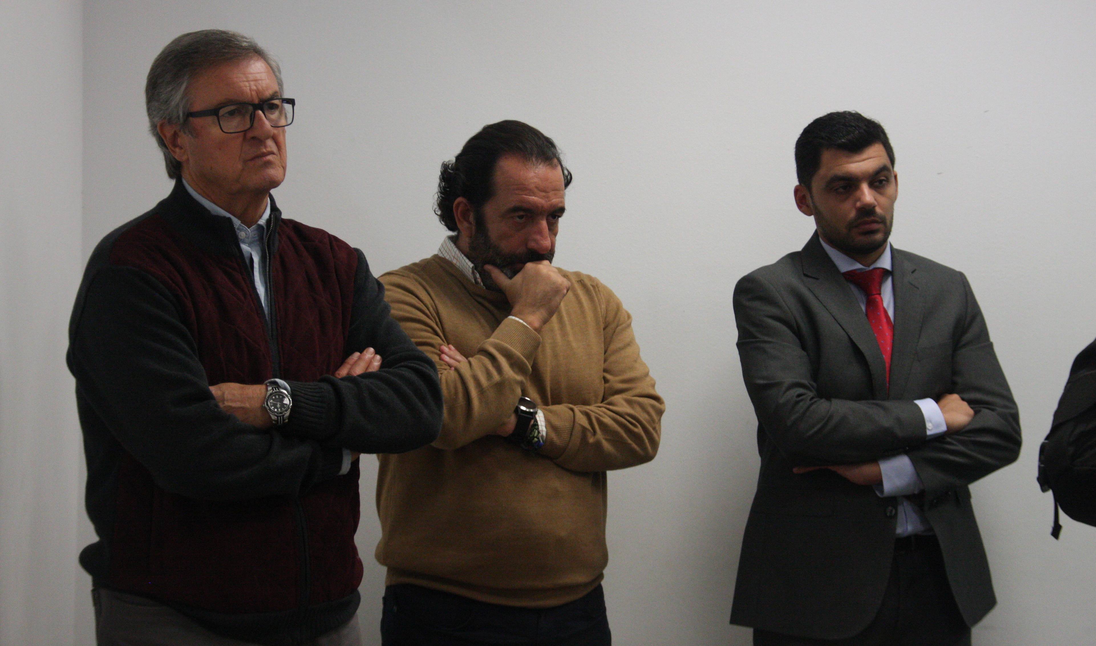 Miguel Romero y Manolo Garrido, junto a un ayudante de Zarza, durante la comparecencia del abogado de la entidad blanquiverde