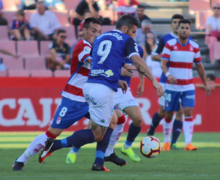 Piovaccari porfiando con un jugador del Granada. Foto: Claro Tobajas/CCF