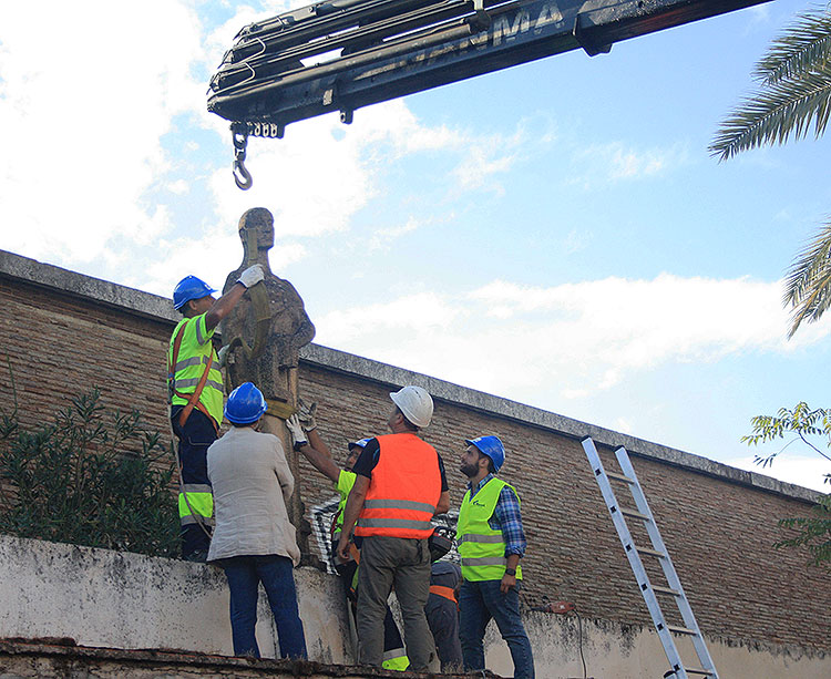 Hasta cuatro operarios acometieron la fallida retirada de la primera de las cuatro columnas del Poli de la Juventud bajo la supervisión del arquitecto