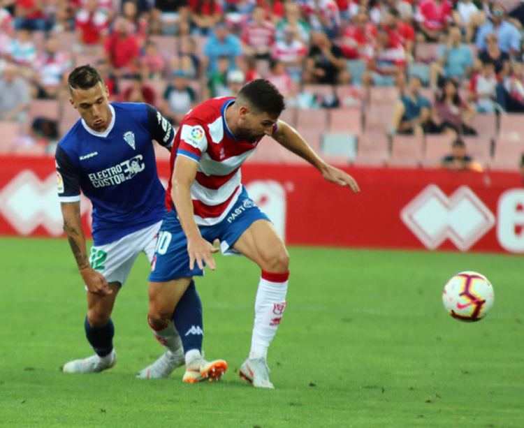 Quezada apretando a un jugador del Granada. Foto: Charo Tobajas / CCF