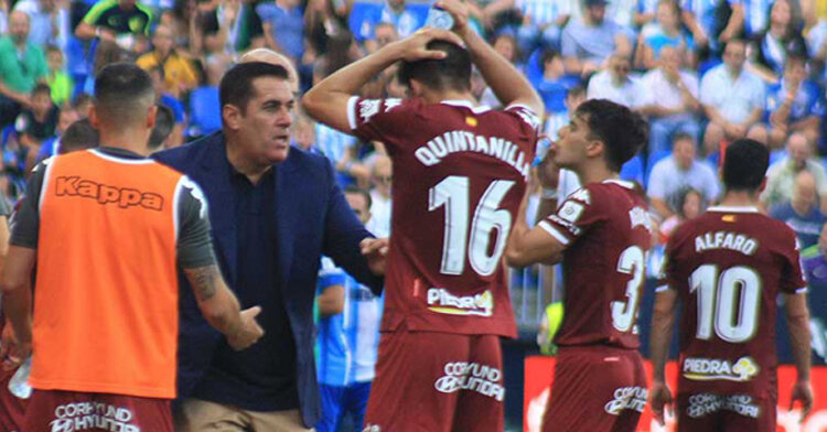 Sandoval, más que desencajado, intentando transmitir conceptos de repliegue a Quintanilla