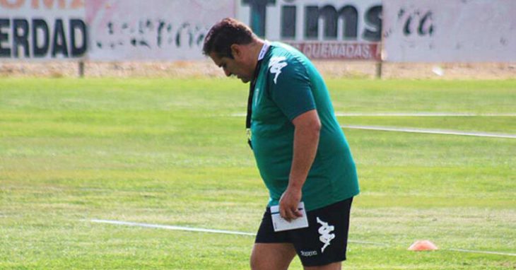 Sandoval intentando arreglar una de las muchas chuletas del césped de la Ciudad Deportiva