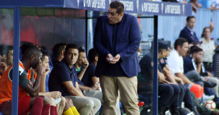 Sandoval intenta encontrar explicaciones en su banquillo en La Rosaleda. Autor: Paco Jiménez