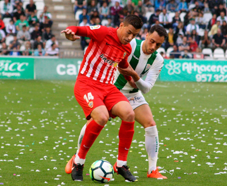 Sergio Aguza cerrando a un jugador del Almería. Foto: Paco Jiménez