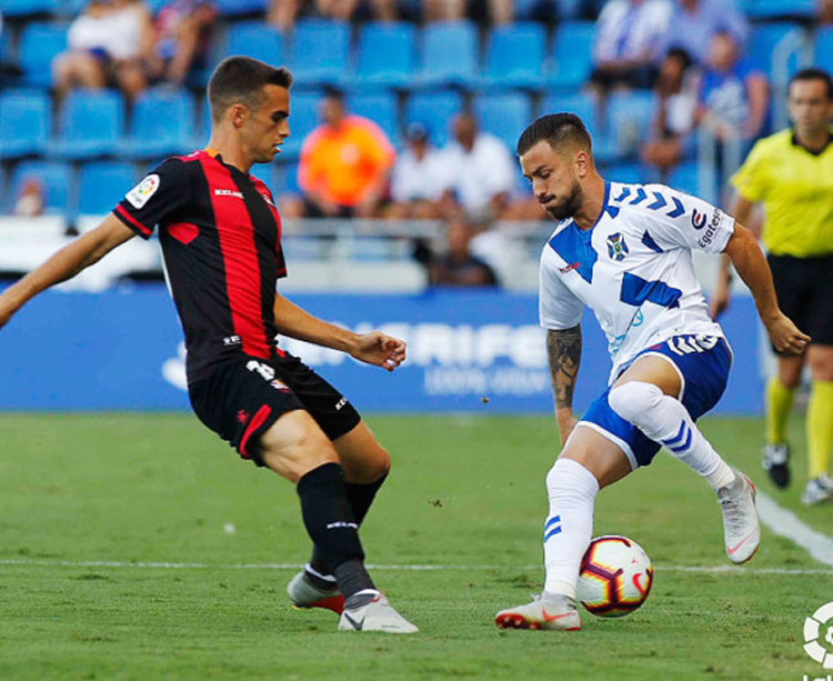 Lance del juego en el anterior partido del Tenerife ante el Reus. Foto: LaLiga