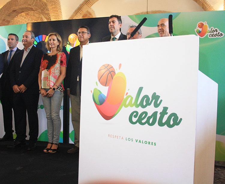 El presidente de la FAB, Antonio de Torres, la delegada de Educación y Deporte de la Junta de Andalucía en Córdoba, Inmaculada Troncoso, y Rafael Blanco, presidente de Cabalcor, entre otros, posan durante la presentación de la tercera edición programa.