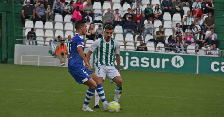 Zelu, gran protagonista de la tarde, presiona al rival. Autor: Paco Jiménez