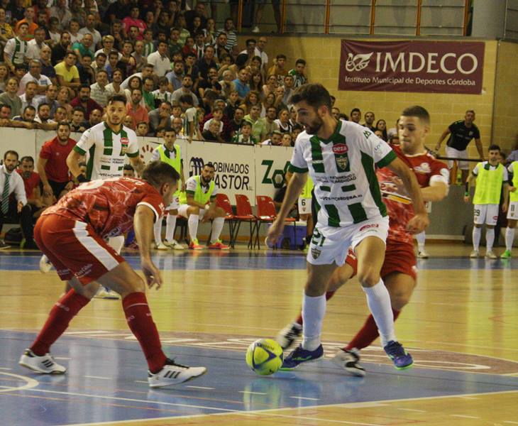 Zequi controla el balón ante dos rivales